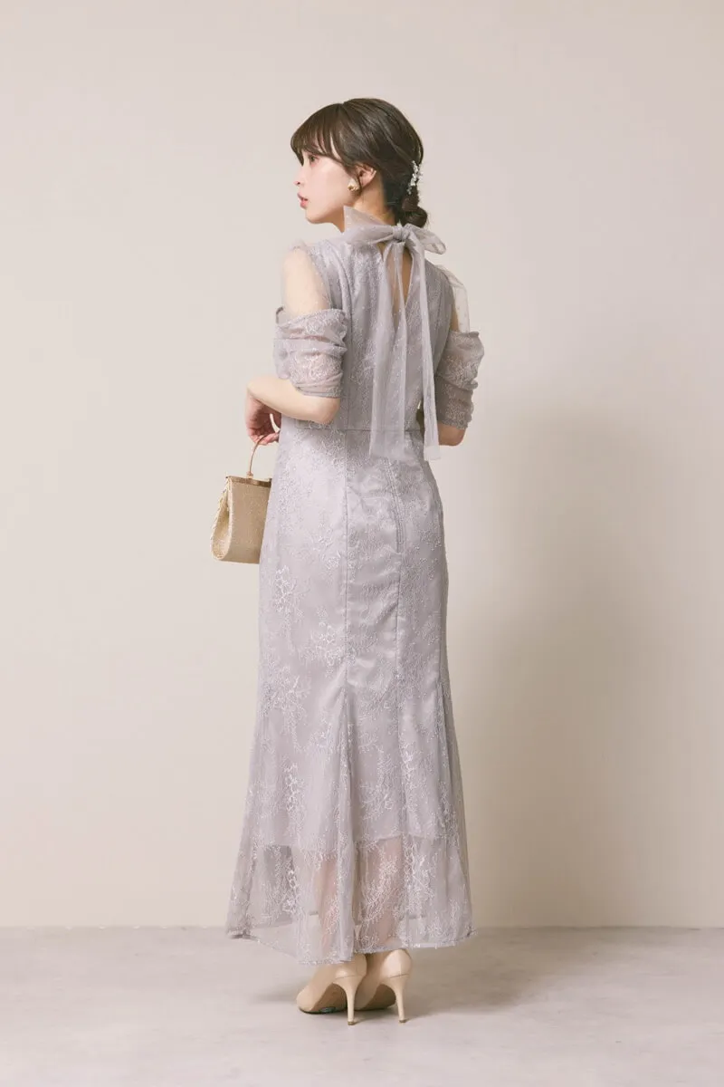 ライトグレーのシアーショルダーレースドレス