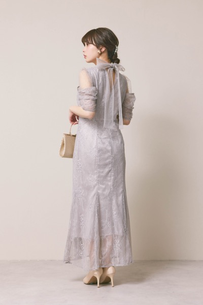 ライトグレーのシアーショルダーレースドレス