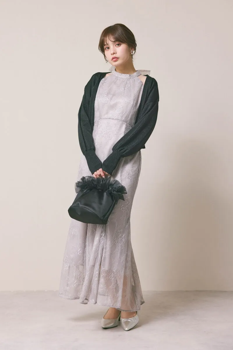 ライトグレーのシアーショルダーレースドレス