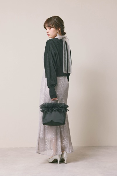 ライトグレーのシアーショルダーレースドレス