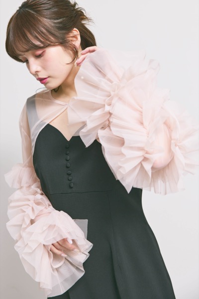ブラック×ピンクのラッフルスリーブボレロセットドレス