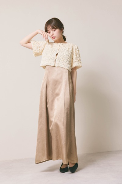 ベージュのシャーリングブラウスセットドレス