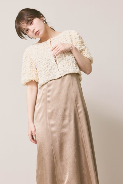 ベージュのシャーリングブラウスセットドレス