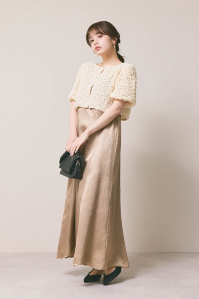 ベージュのシャーリングブラウスセットドレス