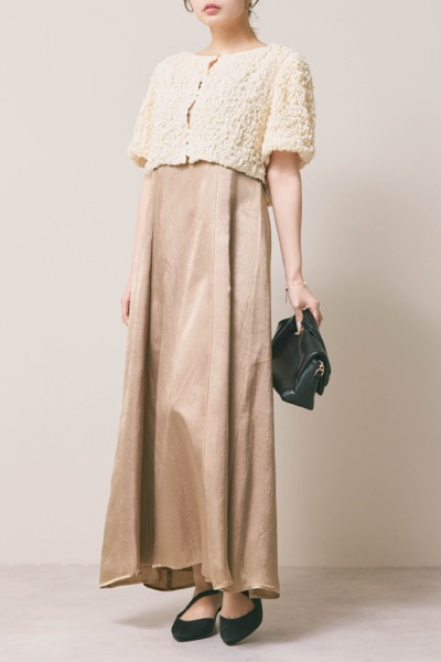 ベージュのシャーリングブラウスセットドレス