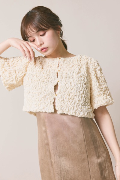 ベージュのシャーリングブラウスセットドレス