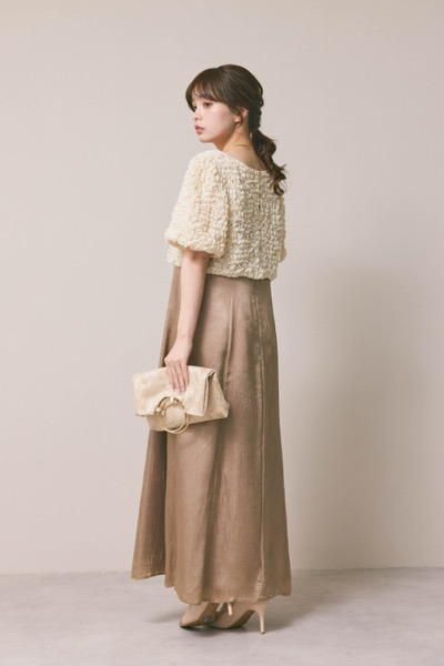 ベージュのシャーリングブラウスセットドレス