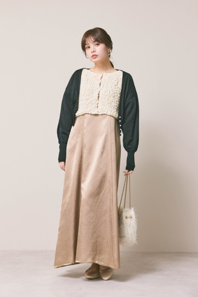 ベージュのシャーリングブラウスセットドレス