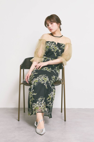 ブラックのフラワーリリーフIラインドレス