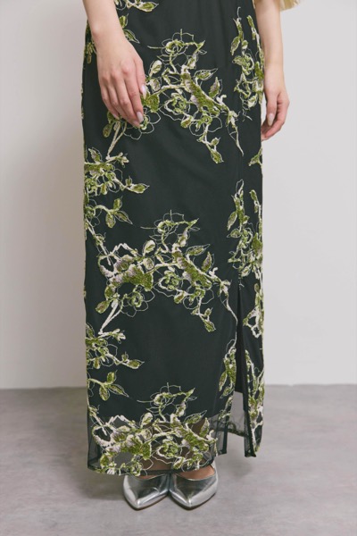 ブラックのフラワーリリーフIラインドレス