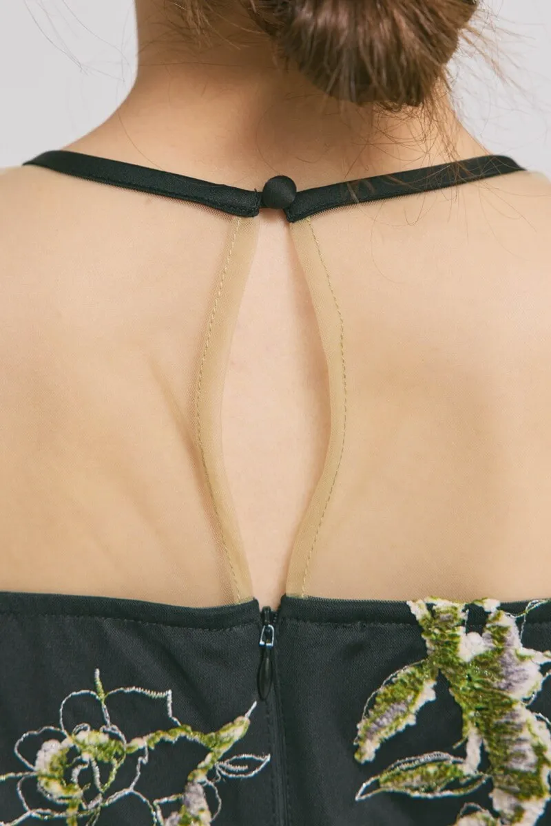 ブラックのフラワーリリーフIラインドレス