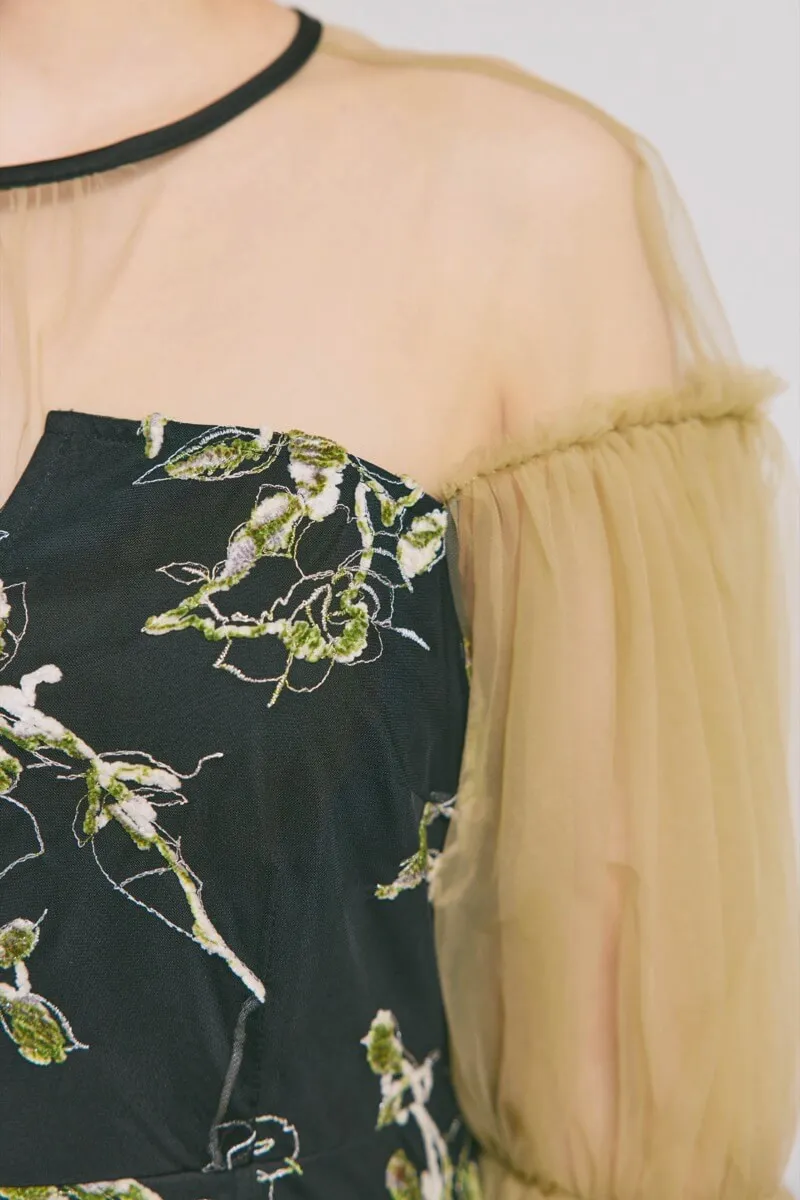 ブラックのフラワーリリーフIラインドレス