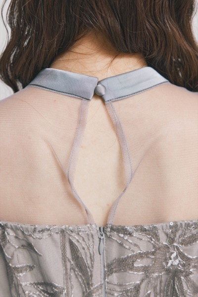 グレーのフリルショルダーIラインドレス