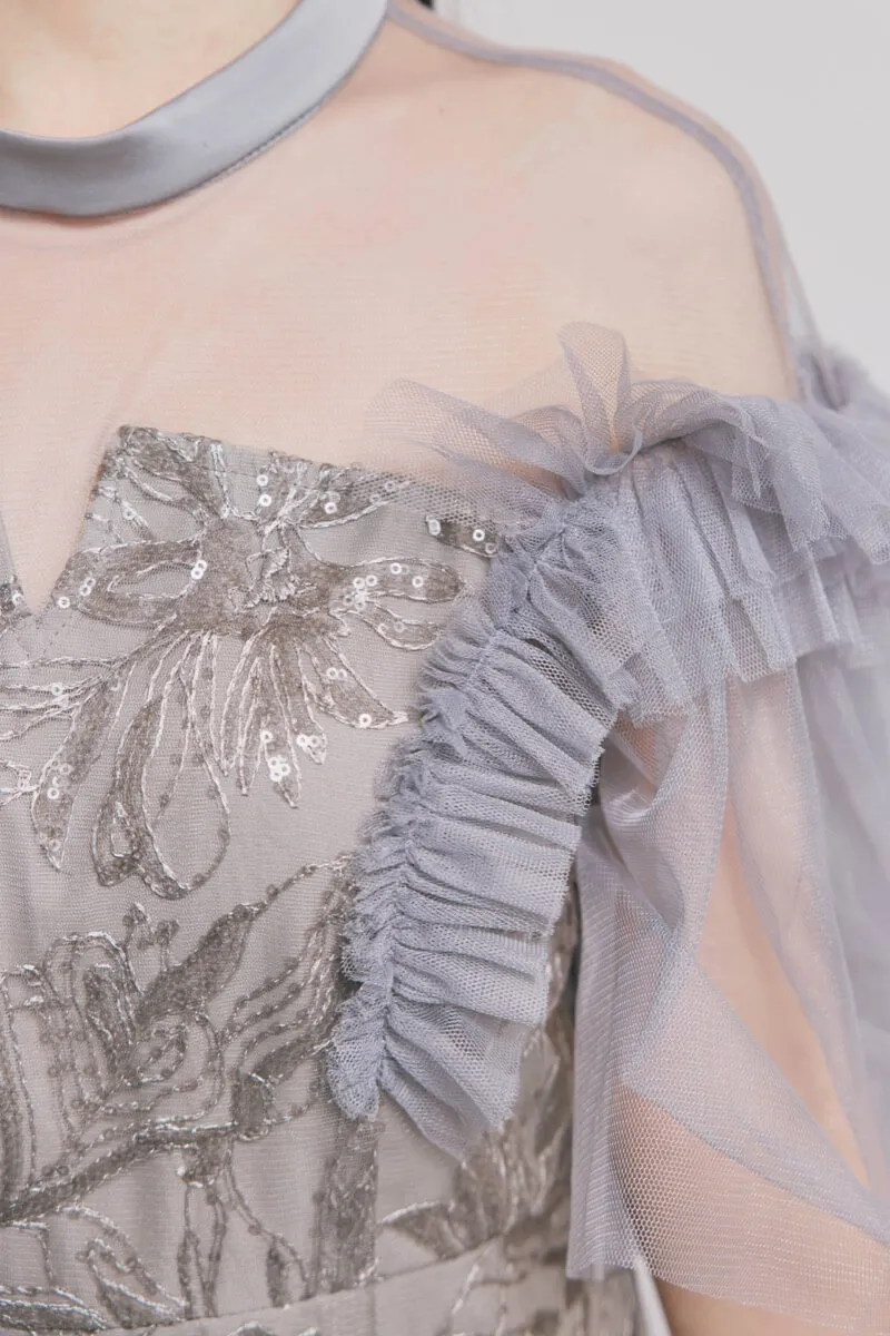 グレーのフリルショルダーIラインドレス