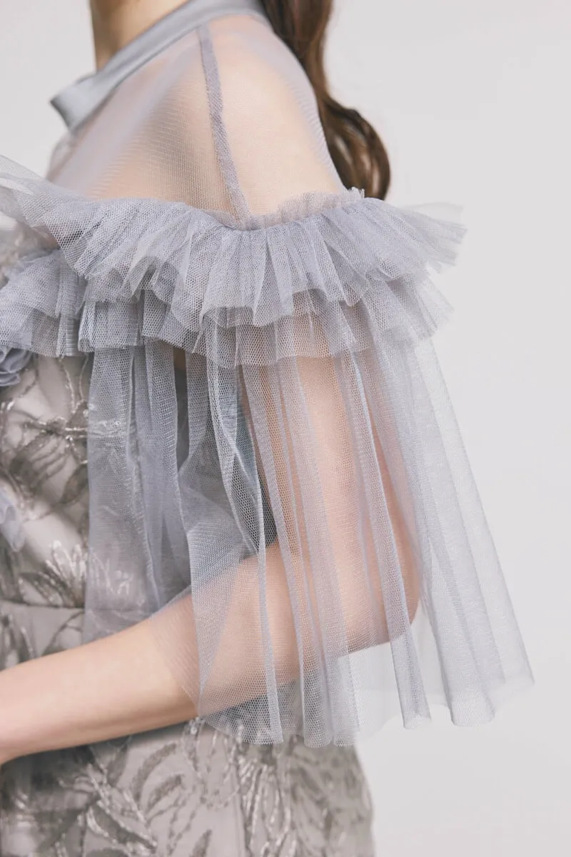 グレーのフリルショルダーIラインドレス