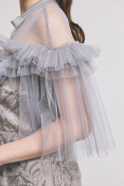 グレーのフリルショルダーIラインドレス