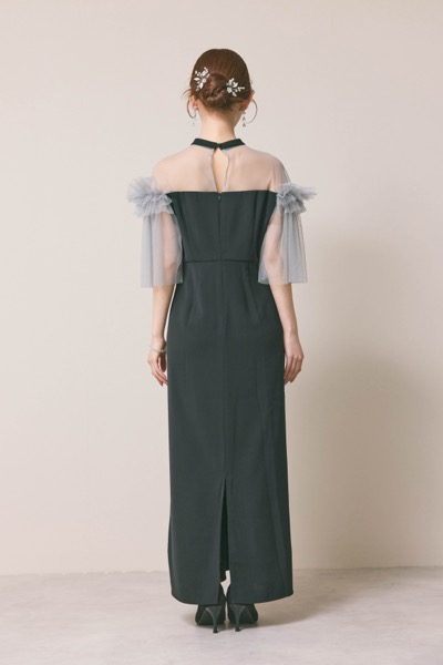 ブラックのフリルショルダーIラインドレス