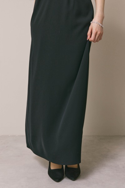 ブラックのフリルショルダーIラインドレス