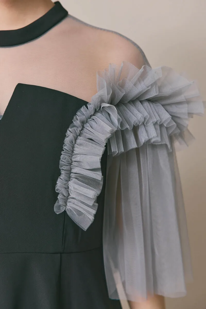 ブラックのフリルショルダーIラインドレス