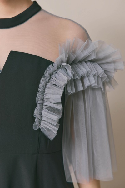 ブラックのフリルショルダーIラインドレス