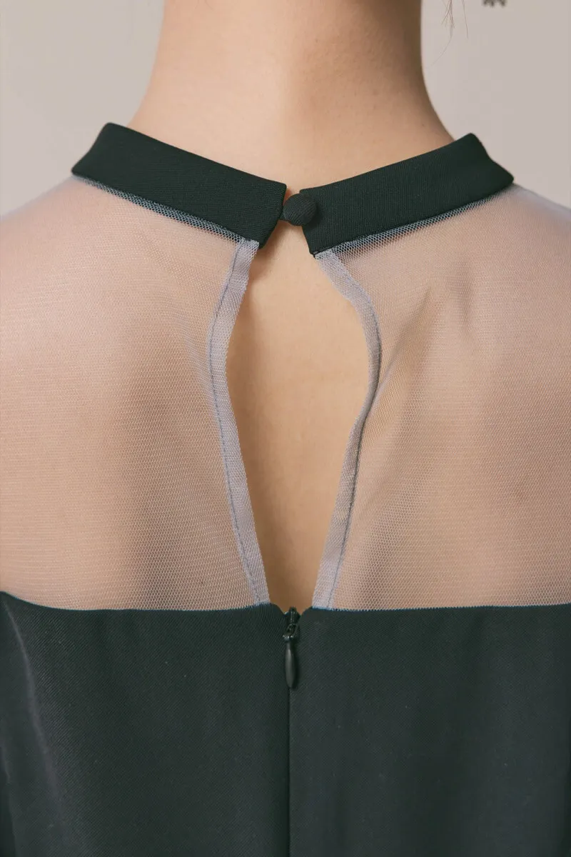 ブラックのフリルショルダーIラインドレス