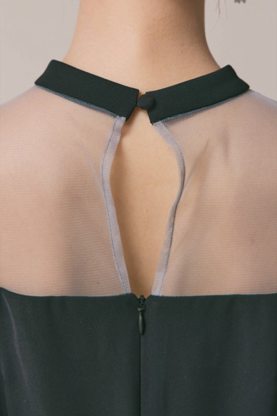 ブラックのフリルショルダーIラインドレス