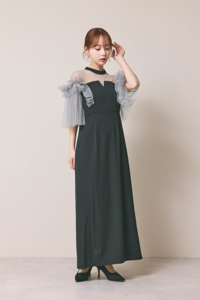 ブラックのフリルショルダーIラインドレス