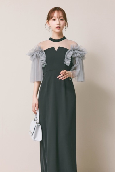ブラックのフリルショルダーIラインドレス