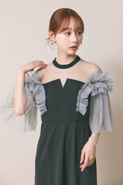 ブラックのフリルショルダーIラインドレス