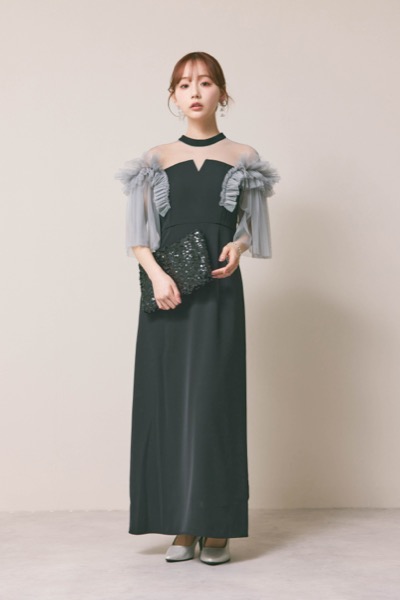 ブラックのフリルショルダーIラインドレス