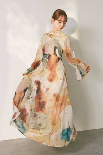 ベージュのインクアートドレス