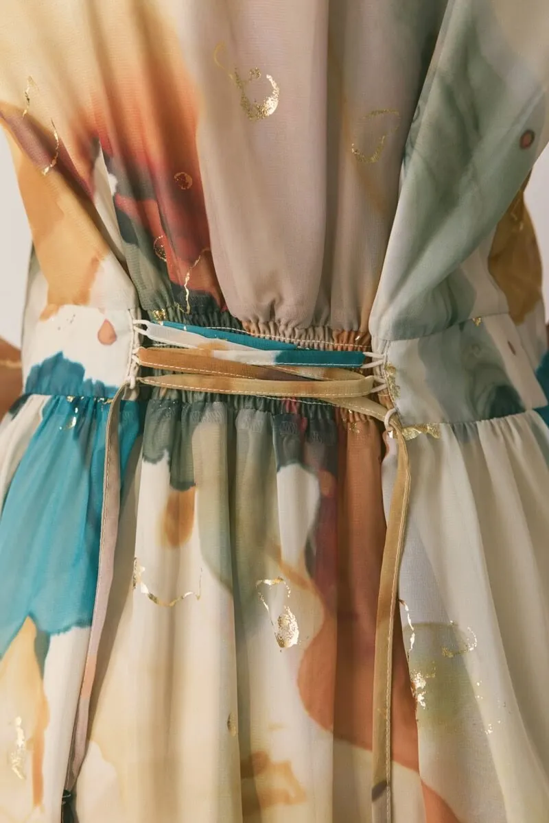 ベージュのインクアートドレス