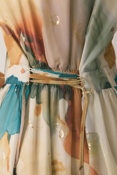 ベージュのインクアートドレス