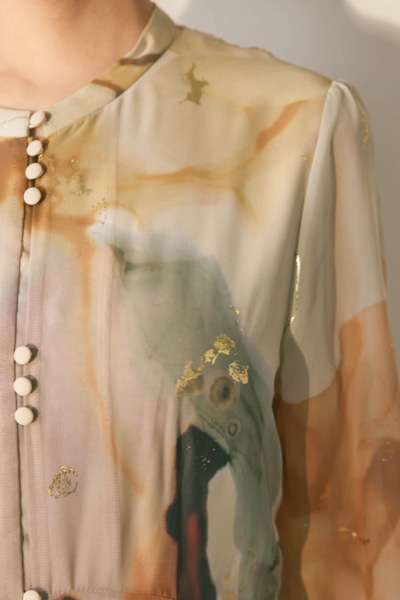 ベージュのインクアートドレス