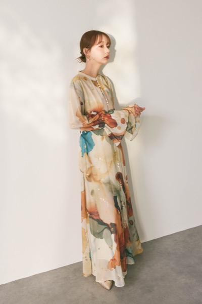 ベージュのインクアートドレス