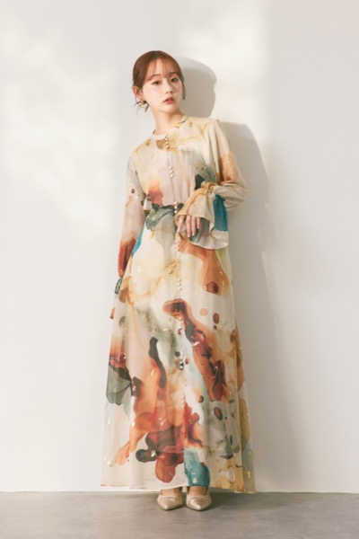 ベージュのインクアートドレス