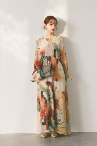 ベージュのインクアートドレス