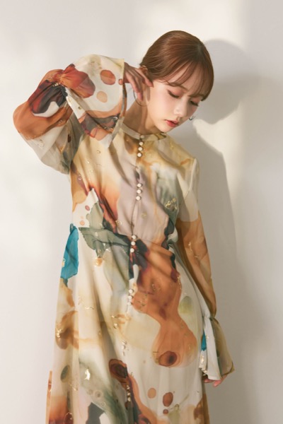 ベージュのインクアートドレス