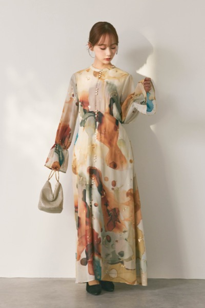 ベージュのインクアートドレス