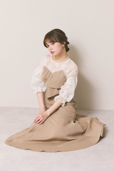 ベージュのシアーパフドレス