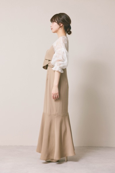 ベージュのシアーパフドレス