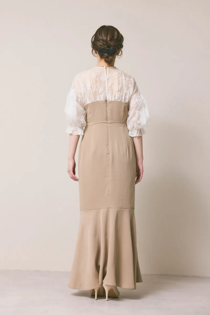 ベージュのシアーパフドレス