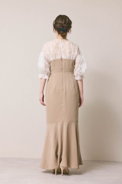 ベージュのシアーパフドレス