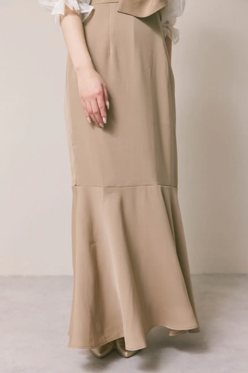 ベージュのシアーパフドレス