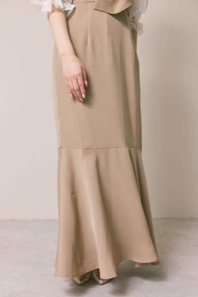 ベージュのシアーパフドレス