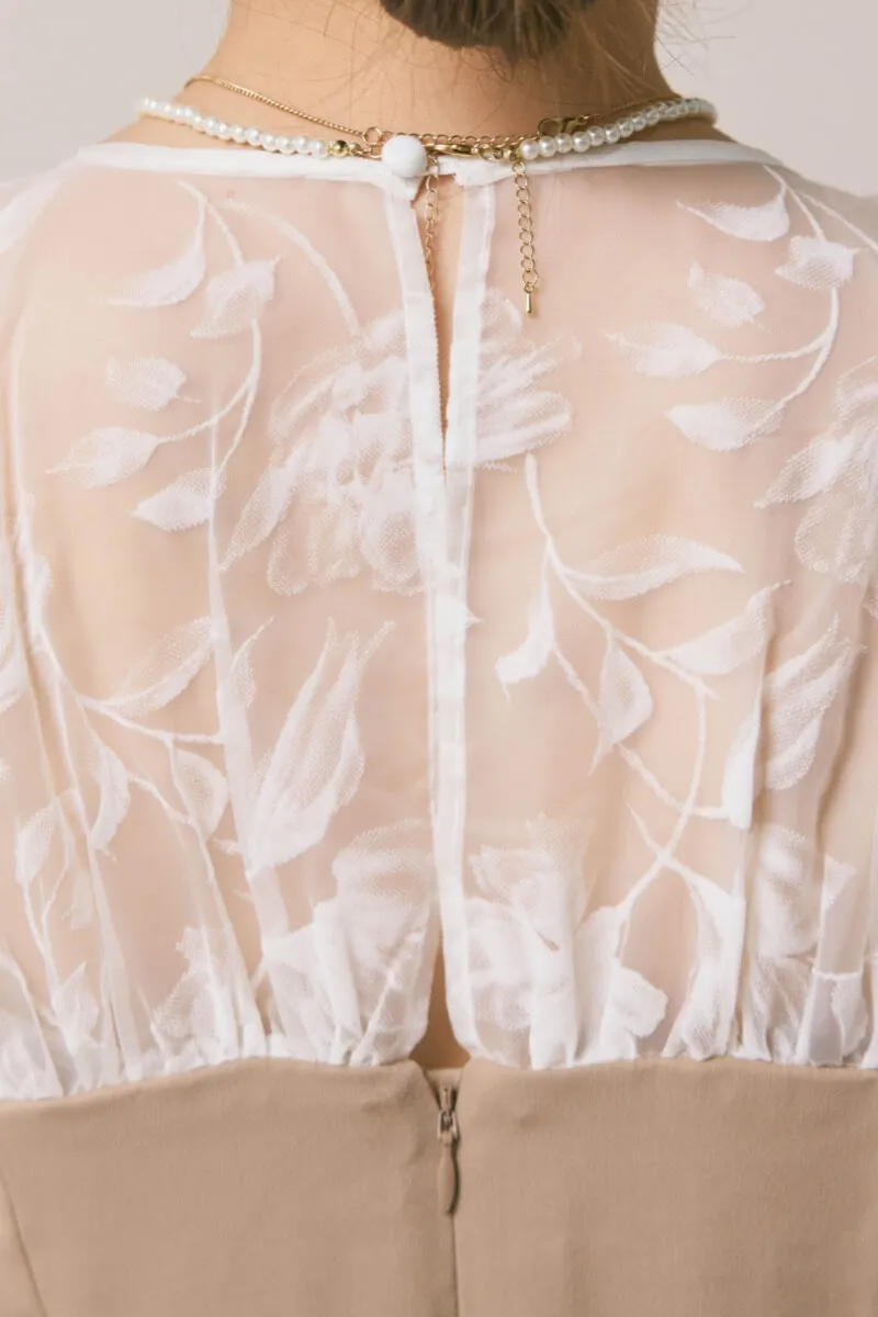 ベージュのシアーパフドレス