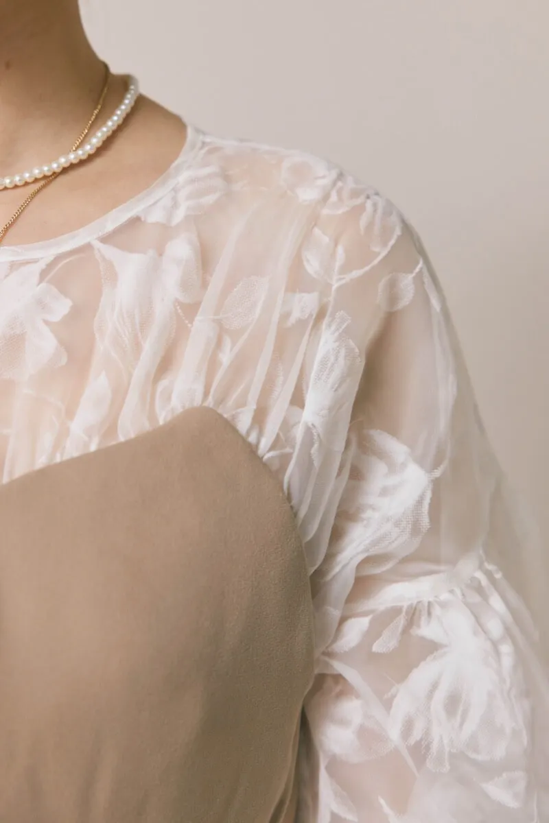 ベージュのシアーパフドレス