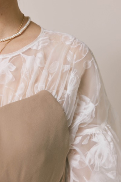 ベージュのシアーパフドレス