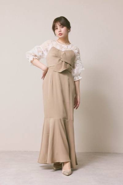 ベージュのシアーパフドレス