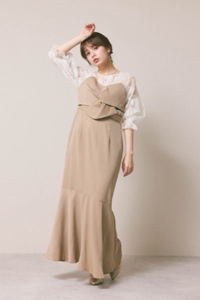 ベージュのシアーパフドレス